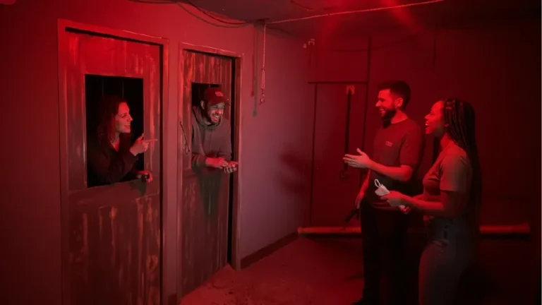Grupo de personas resolviendo pistas dentro de un escape room en Enigma
