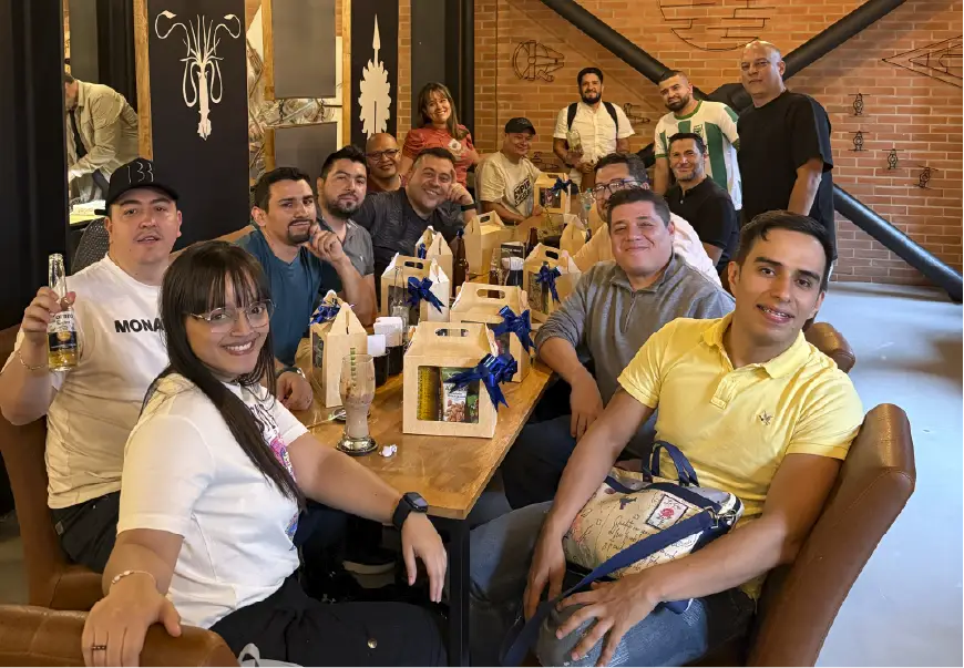 Grupo empresarial disfrutando una experiencia en Enigma Escape Room