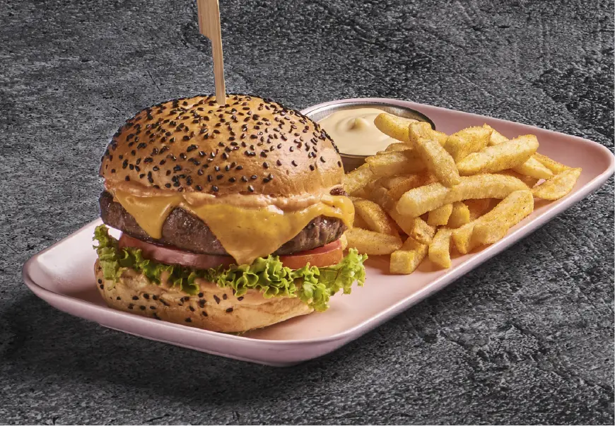 Hamburguesa con papas del restaurante de Enigma